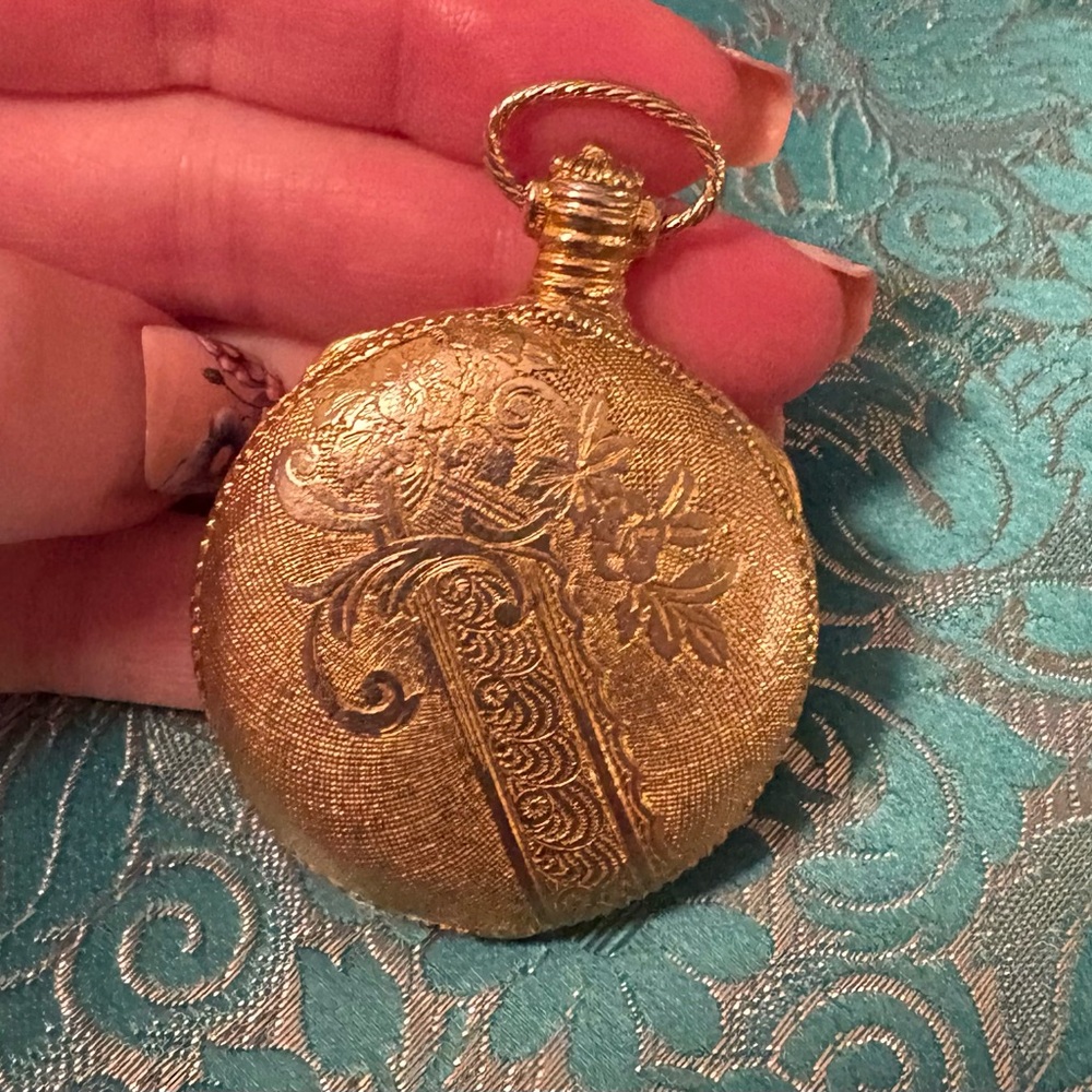 Vintage Max Factor Gold en Pocket Watch Pendant Powder Mirrored Compact